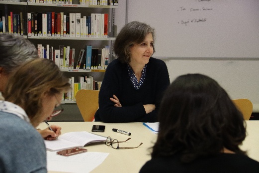 Aline Pacvoň anime un atelier d’écriture à Prague, assise autour d’une table avec des participantes.